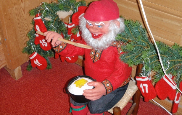 елка с троллем.jpg