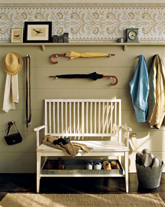 Скамейка с полками внизу