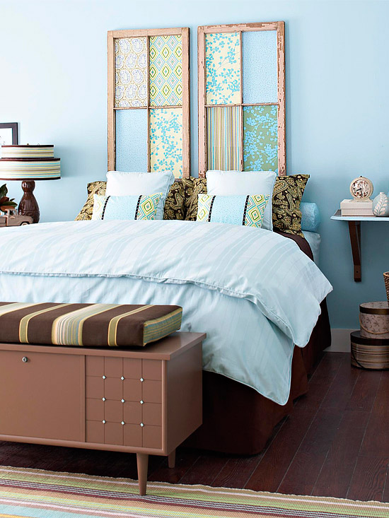 Необычные рамы в изголовье кровати.jpg