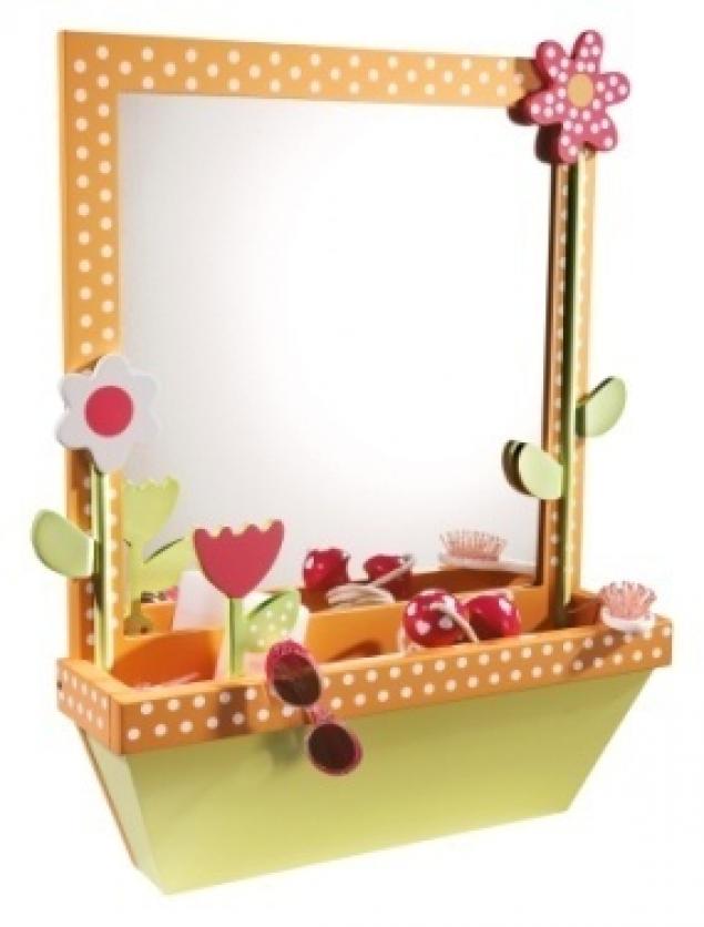 Зеркало и полочка с цветами