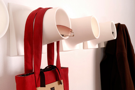 Вешалка для одежды и подставка для мелочей