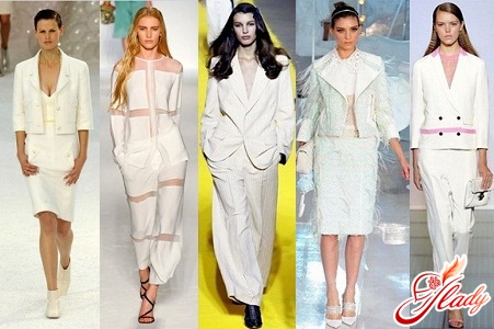 В тренде, как всегда, классика – черный и белый, идеально подходящийе для летних нарядов.jpg