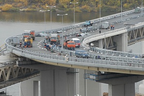 В городе начинается покраска метромоста и автодорожных подходов к нему