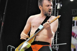 Сергей Шнуров любит выступать в трусах