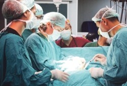 Турецкие хирурги провели первую в мире операцию по пересадке четырех конечностей