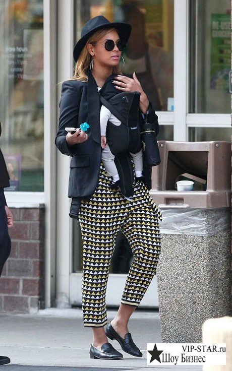 Певица с новорожденной дочкой.jpeg