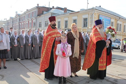 На улице Рождественской недалеко от храма Иоанна Предтечи Крестный ход встретили студентки регентского отделения Нижегородского духовного училища.jpg