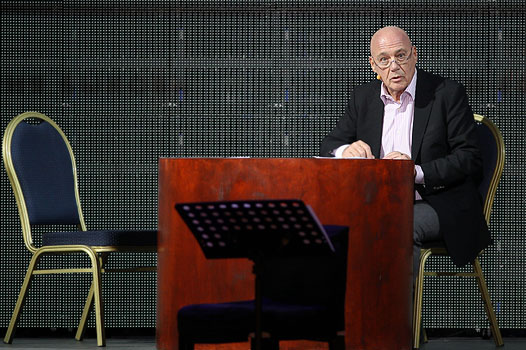 Владимир Познер читает стихотворение об американской пропаганде.jpg