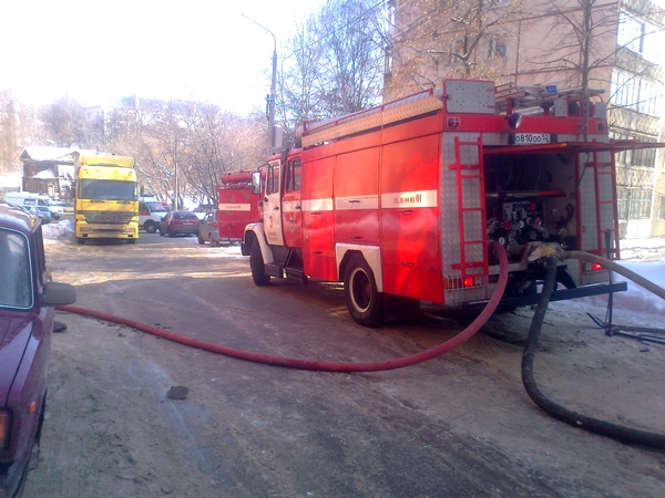 Три пожарные машины и медицина катастроф в эти минуты подъехали к зданию..jpg