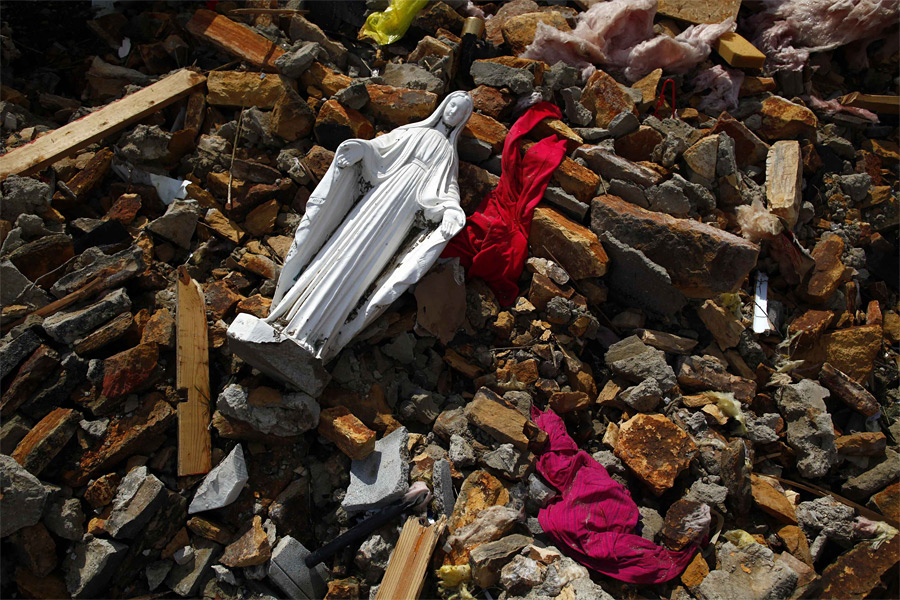 Последствия торнадо - осколки.jpg