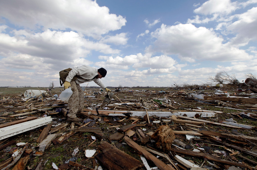 Последствия торнадо - обломки.jpg