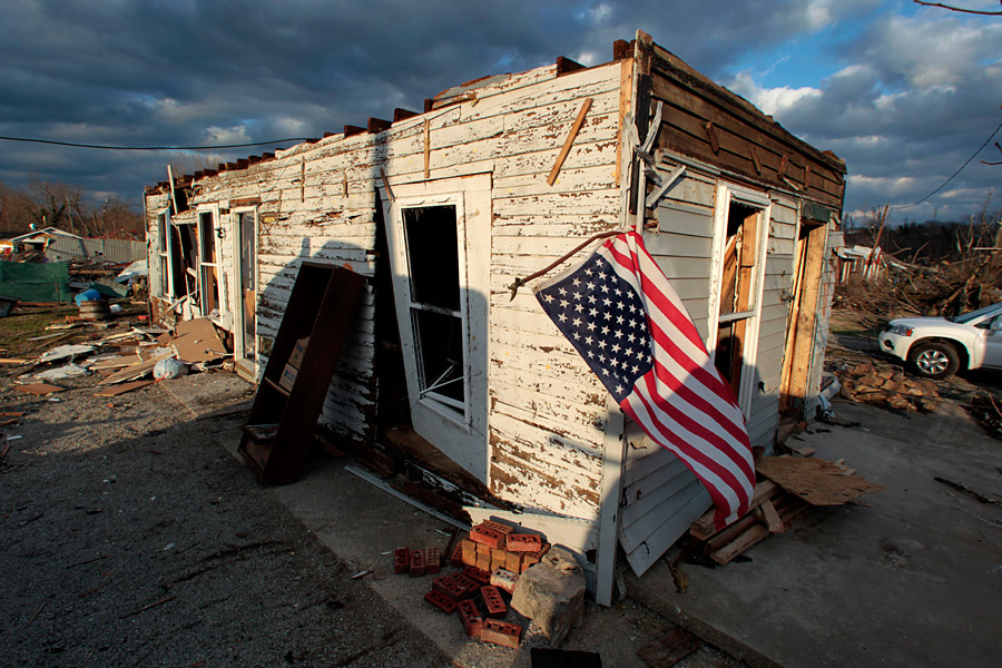 Последствия торнадо - разрушеный дом.jpg