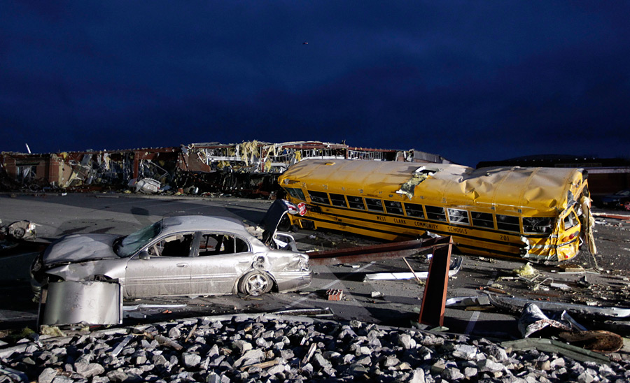 Последствия торнадо - транспорт.jpg