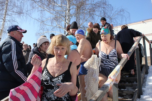 В соревнованиях по зимнему плаванию участвовало много пенсионеров..jpg