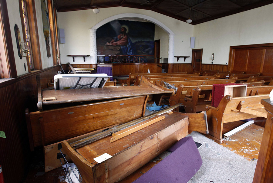 Последствия торнадо - церковь.jpg