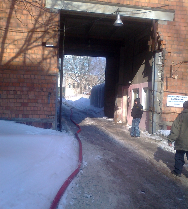 Корреспондент сообщает, что некоторые сотрудники офисов уже эвакуированы из здания, но большинство остается на своих местах.jpg