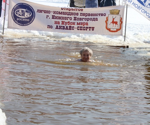Кто-то преодолевал дистанцию на скорость, а кто-то 25 метров плыл с улыбочкой!.jpg