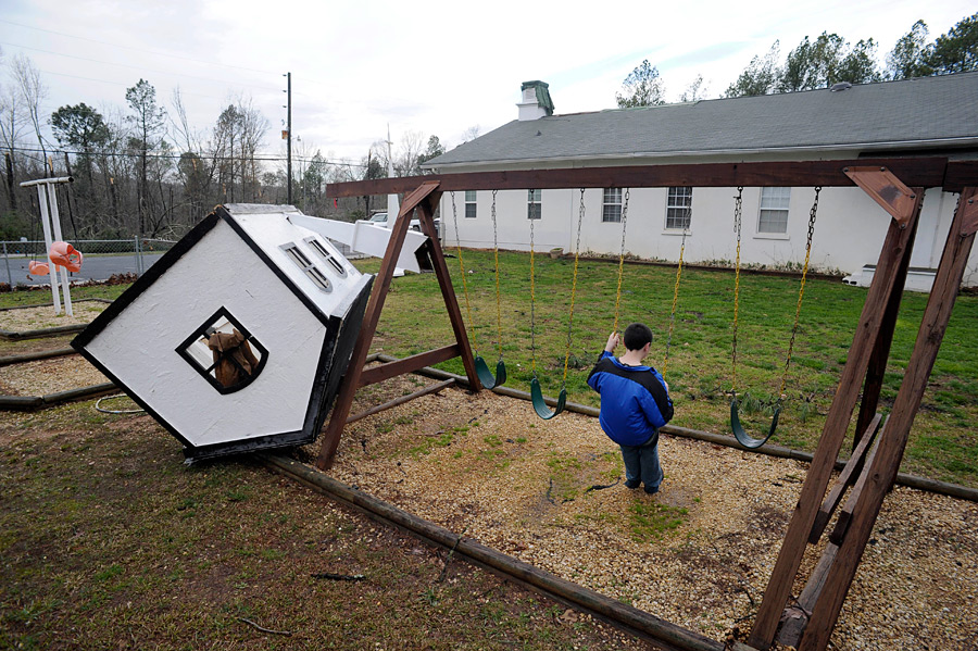 Последствия торнадо - двор.jpg