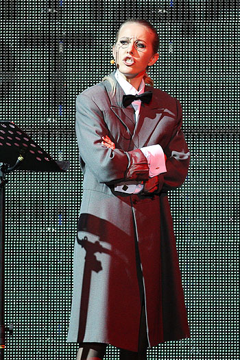 Ксения Собчак читает стихотворение о нелегкой доле российских женщин.jpg