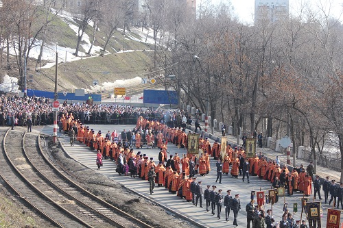 Вот Крестный ход поворачивает на площадь Народного Единства.jpg