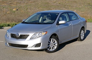 Женщину с ребенком, шедших по тротуару, сбила иномарка