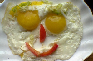 Бороться с сонливостью можно с помощью яичницы