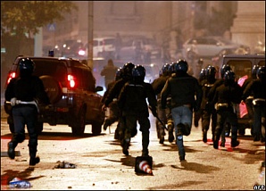 В Афинах демонстранты выражают свой протест, поджигая здания