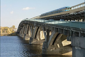 С метромоста в реку упала люлька с малярами