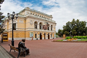 В городе на площади Театральной по ночам снимают фильм