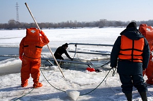 Вертолёт, упавший в Волгу, поднят из воды (ВИДЕО)