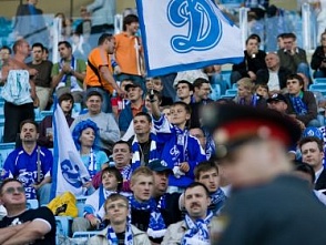 Полиция рассказывает футбольным фанатам о том, как надо себя вести