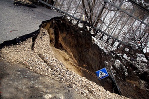 В центре Нижнего произошел оползень (ФОТО)