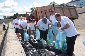 Волонтеры убрали  Волжскую набережную