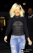 Рианна не скрывает от публики свою грудь (ФОТО)