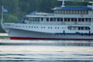 Теплоход совершил сразу два столкновения на Волге