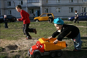 Автомобиль задавил ребенка во дворе жилого дома