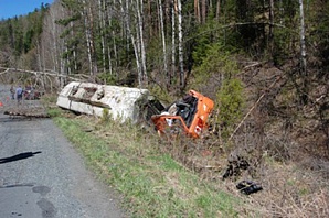 В Семеновском направлении перевернулся КАМАЗ