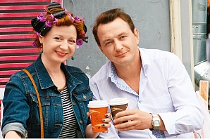 Башаров гуляет по Москве в домашних тапочках