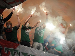 Около 50 болельщиков "Локо" и 200 фанатов "Атлетика" устроили массовую драку