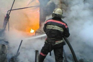 Мать оставила маленьких детей в горящей квартире