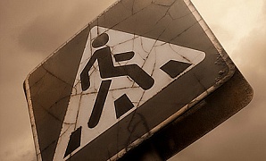 На улице Совнаркомовской автобус сбил женщину, переходившую дорогу по правилам