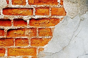 Часть стены дома №4 на Варварке обрушилось на тротуар